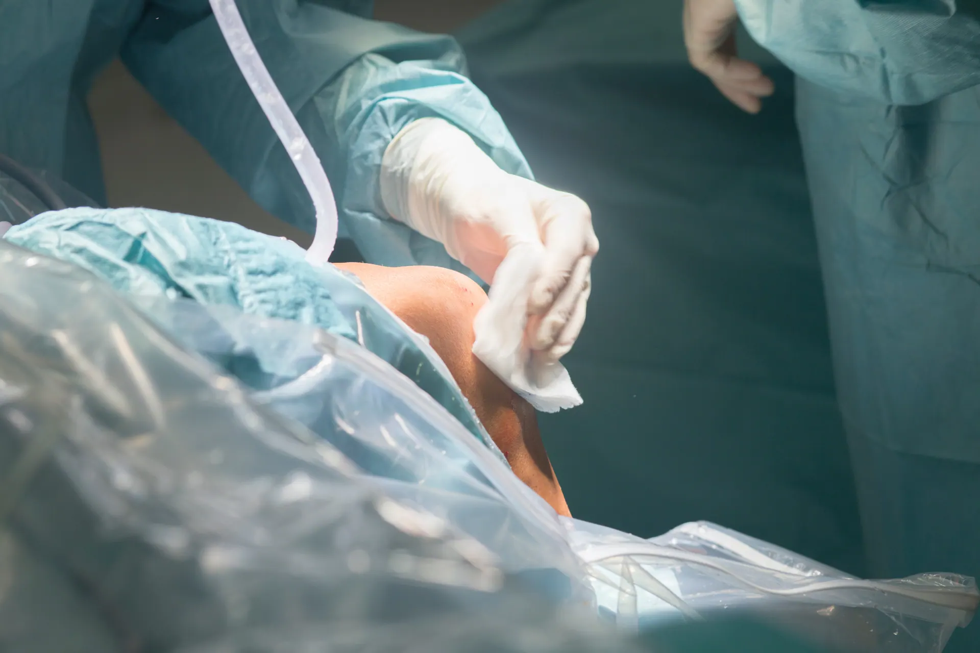 Cirurgia em andamento no centro cirúrgico